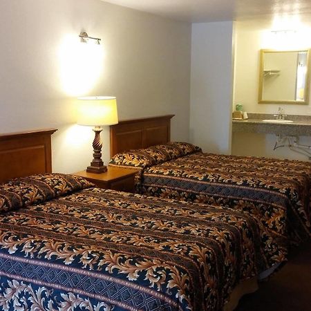 Country Regency Inn & Suites Manvel Bagian luar foto