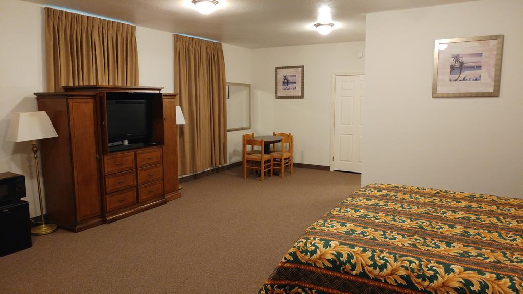 Country Regency Inn & Suites Manvel Bagian luar foto