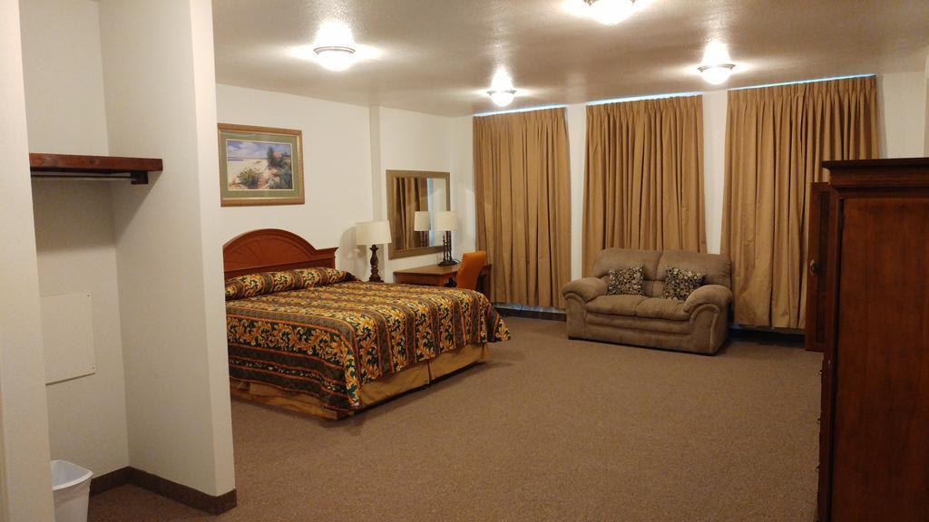 Country Regency Inn & Suites Manvel Bagian luar foto