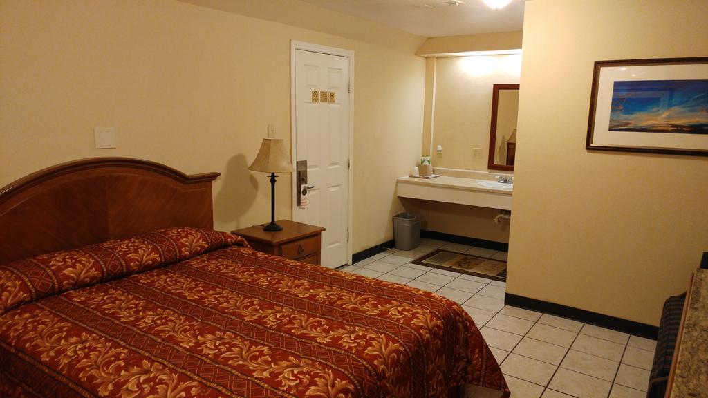 Country Regency Inn & Suites Manvel Bagian luar foto