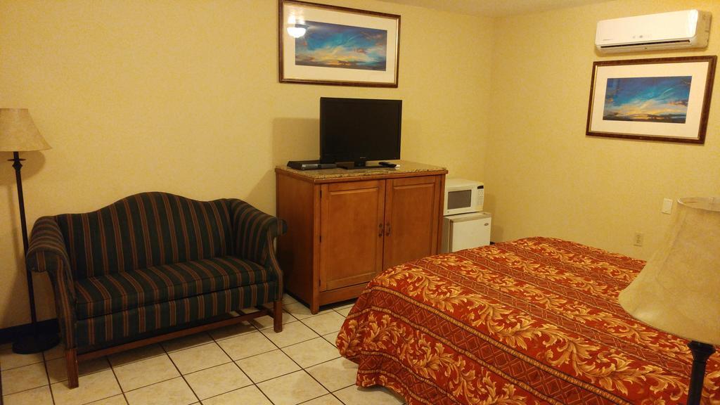 Country Regency Inn & Suites Manvel Bagian luar foto