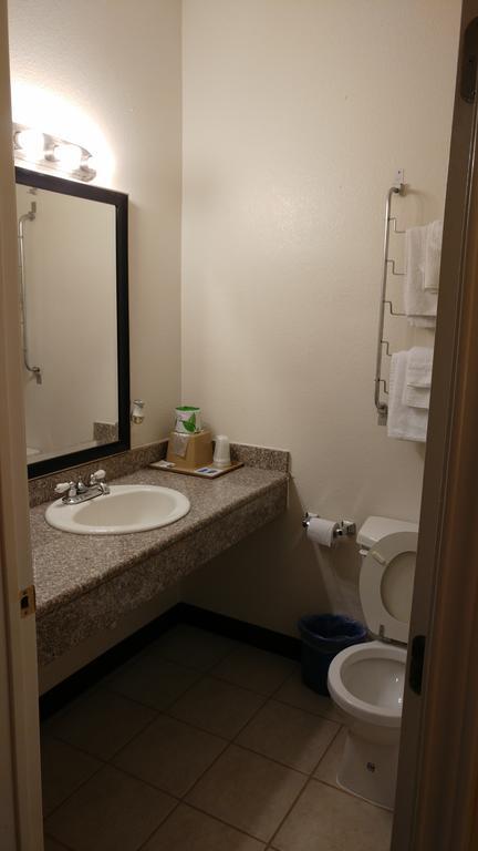 Country Regency Inn & Suites Manvel Bagian luar foto