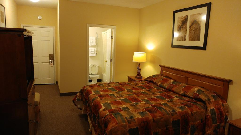 Country Regency Inn & Suites Manvel Bagian luar foto