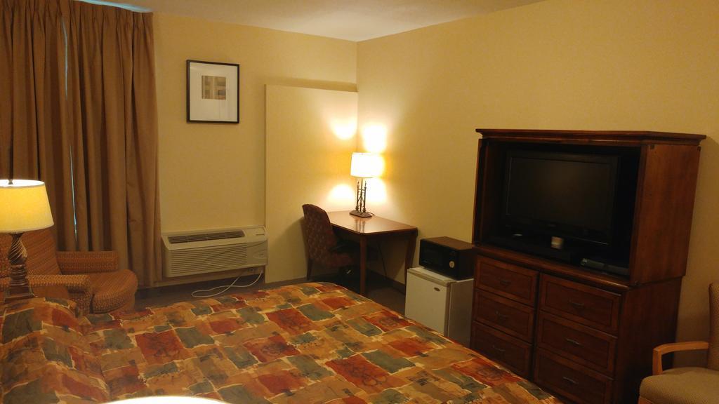 Country Regency Inn & Suites Manvel Bagian luar foto