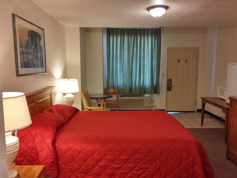 Country Regency Inn & Suites Manvel Bagian luar foto