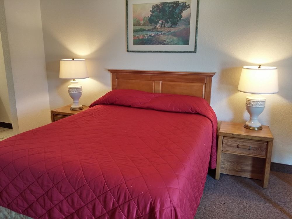 Country Regency Inn & Suites Manvel Bagian luar foto