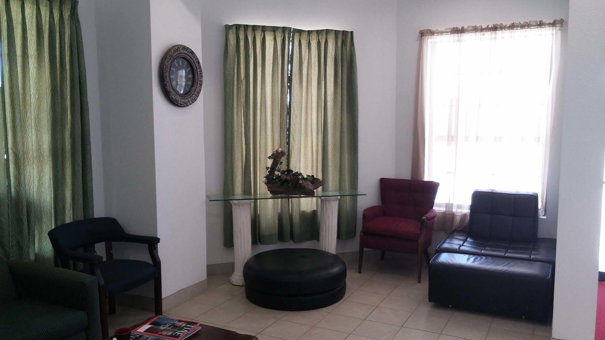 Country Regency Inn & Suites Manvel Bagian luar foto