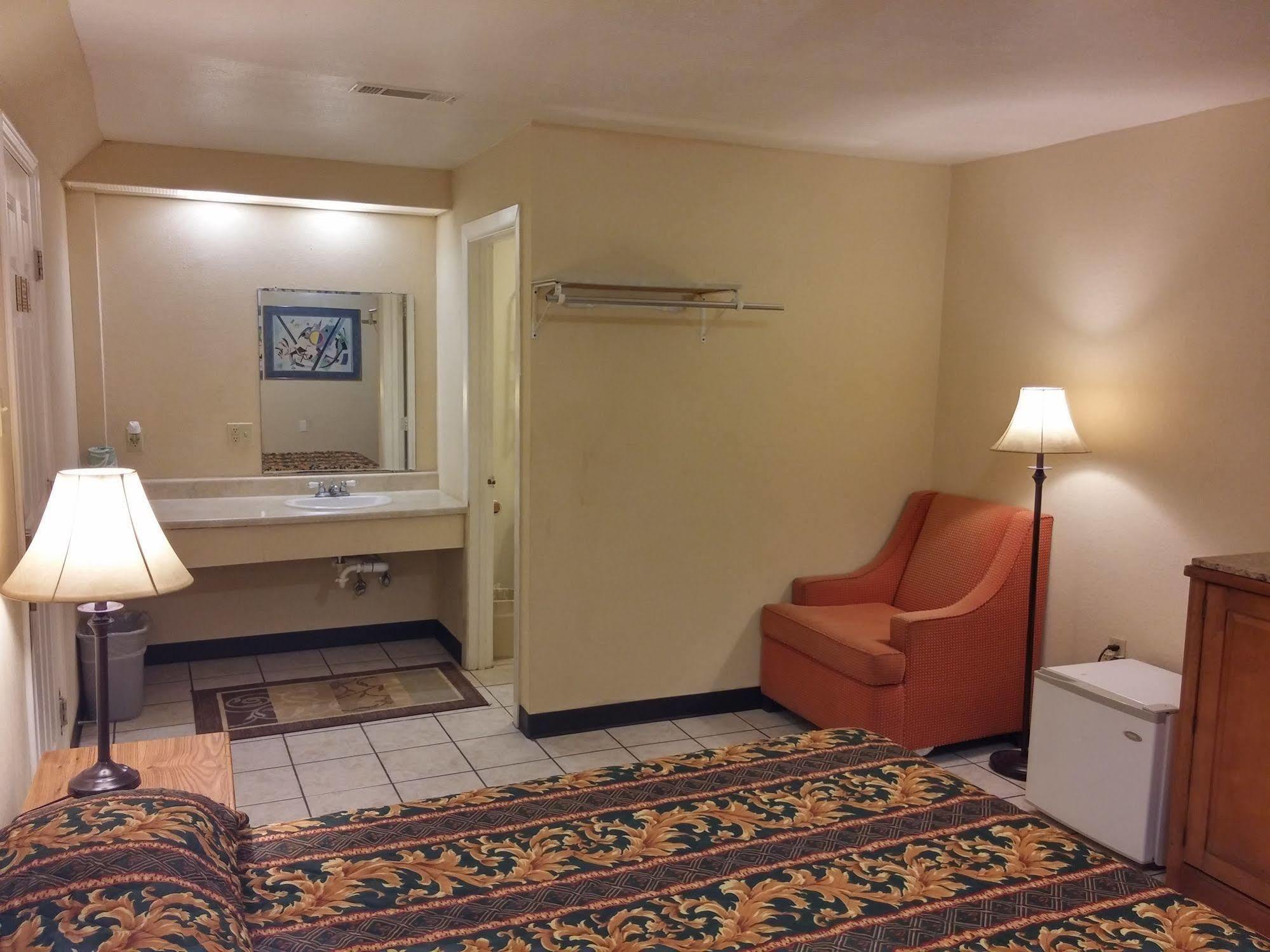 Country Regency Inn & Suites Manvel Bagian luar foto