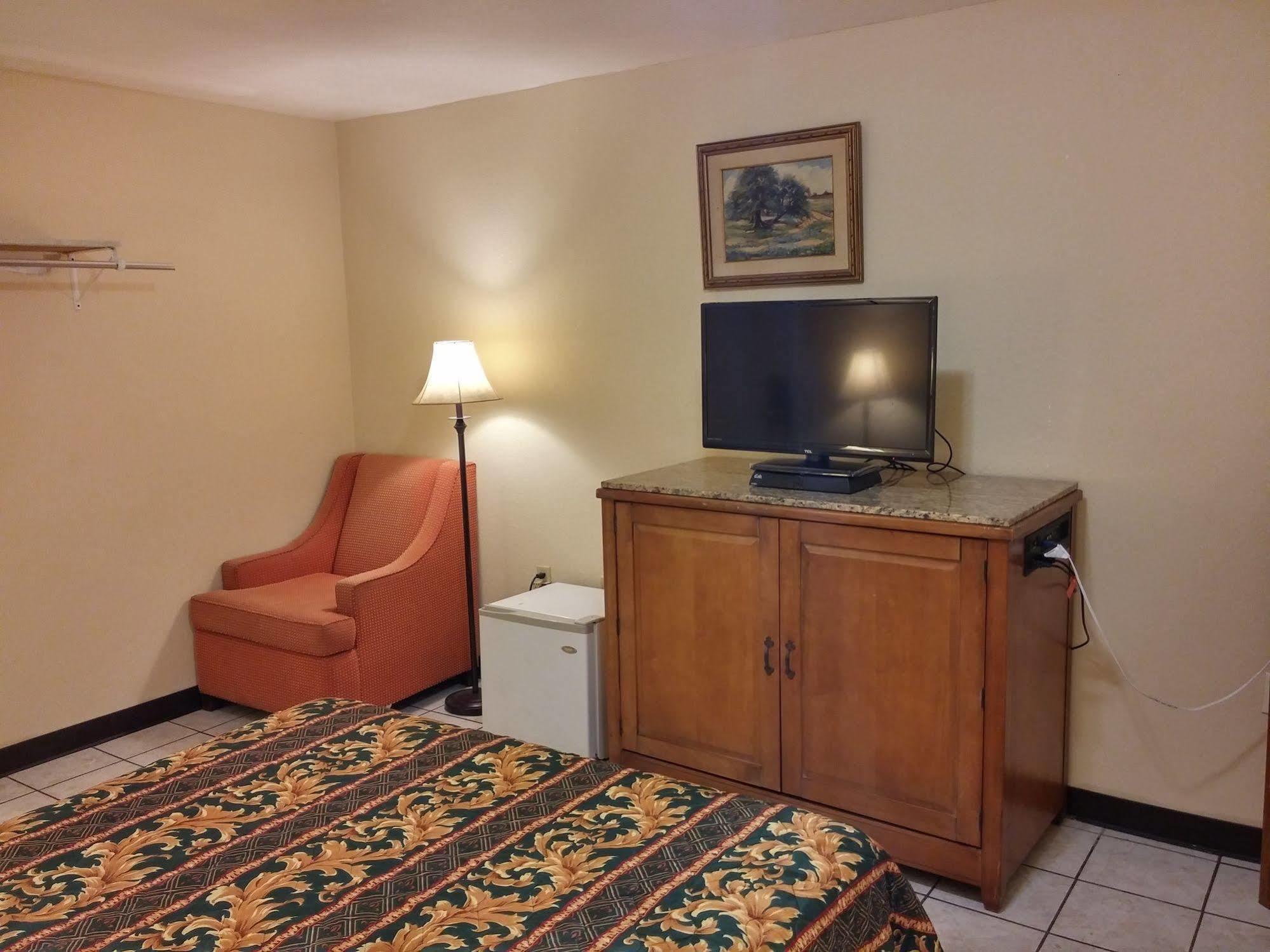 Country Regency Inn & Suites Manvel Bagian luar foto