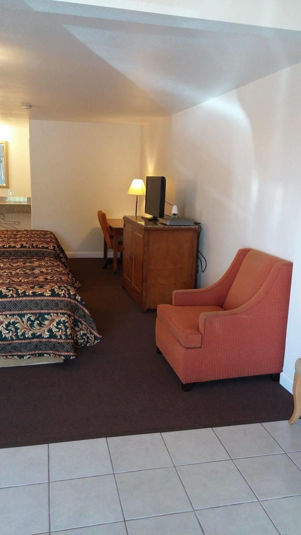 Country Regency Inn & Suites Manvel Bagian luar foto