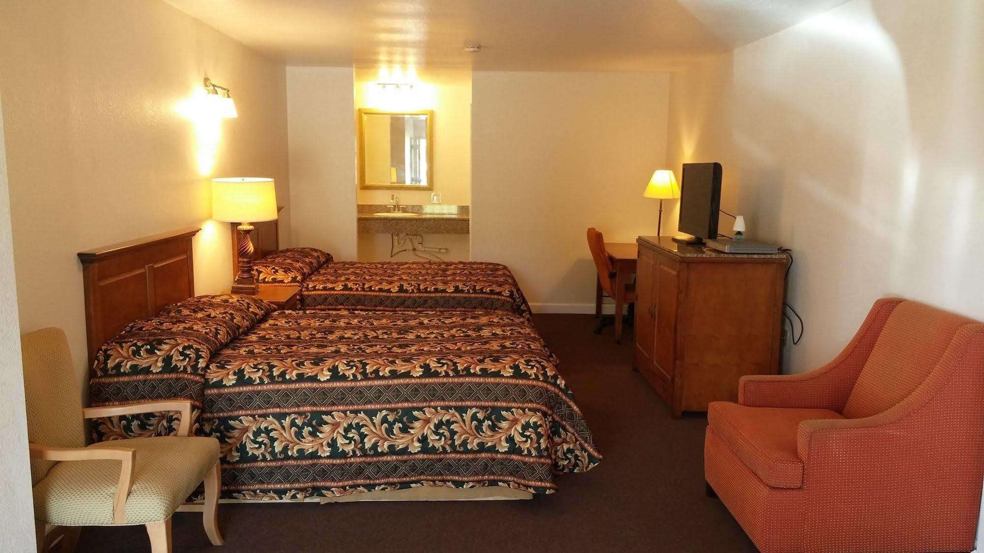 Country Regency Inn & Suites Manvel Bagian luar foto