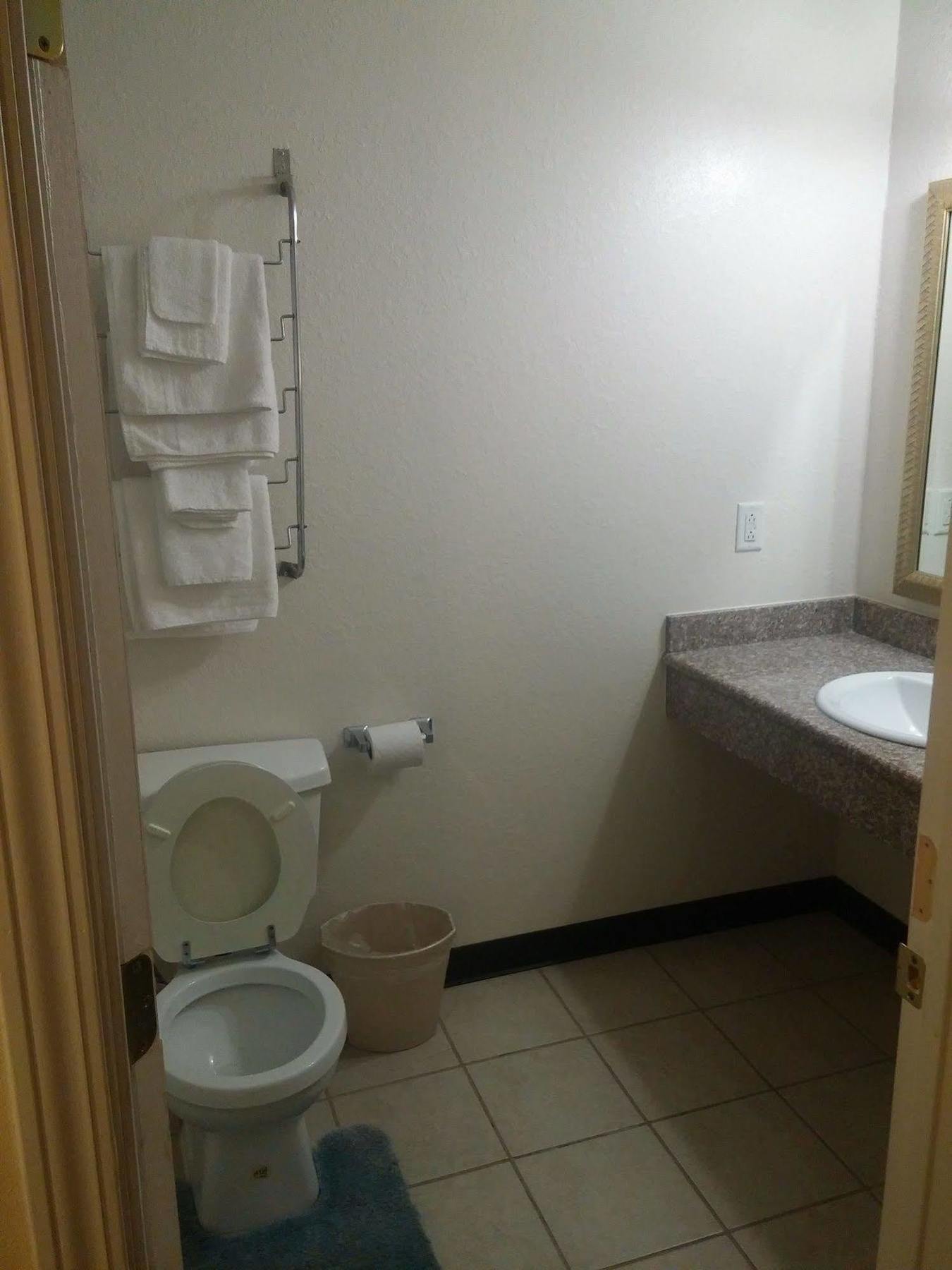 Country Regency Inn & Suites Manvel Bagian luar foto