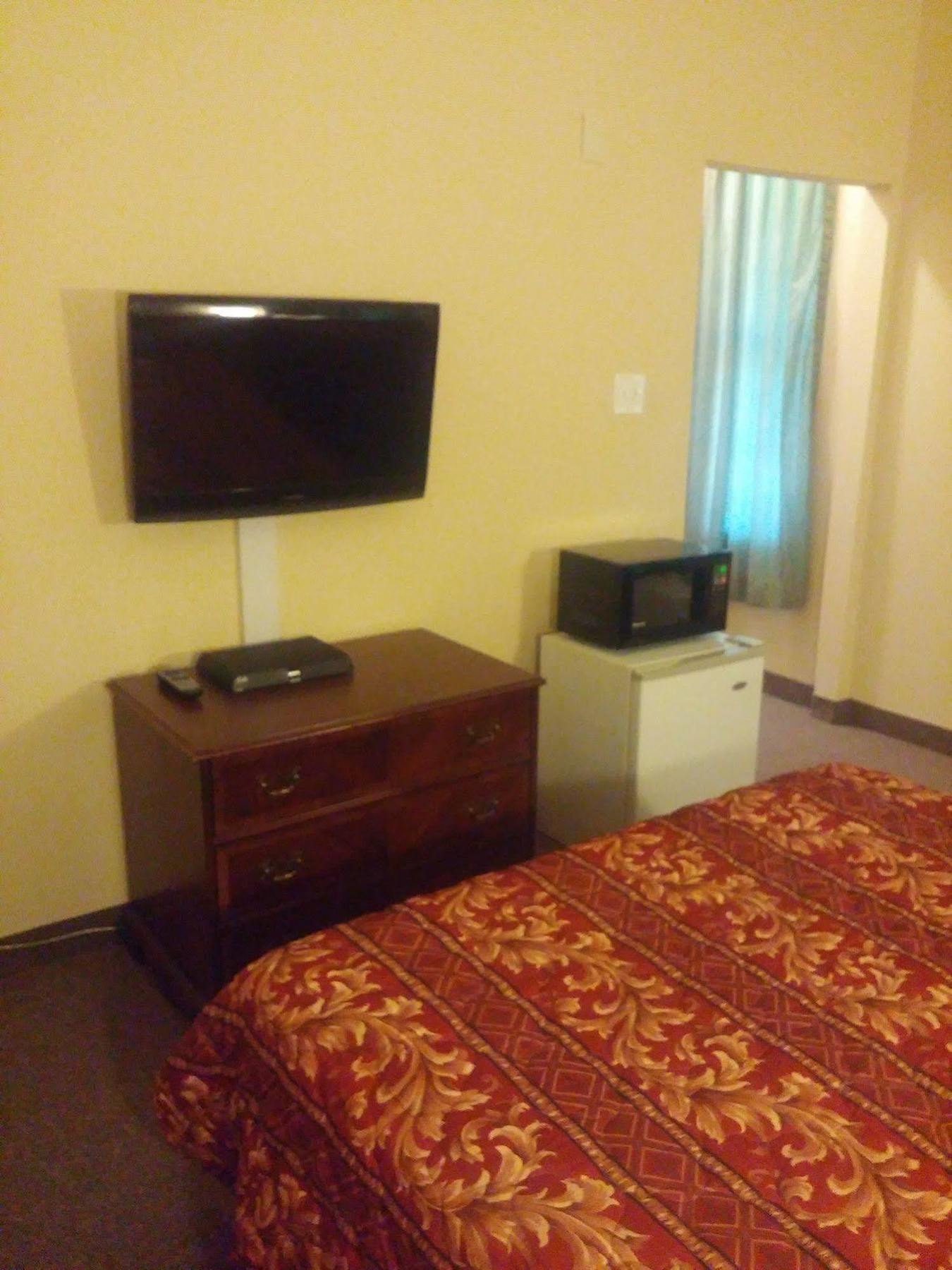 Country Regency Inn & Suites Manvel Bagian luar foto
