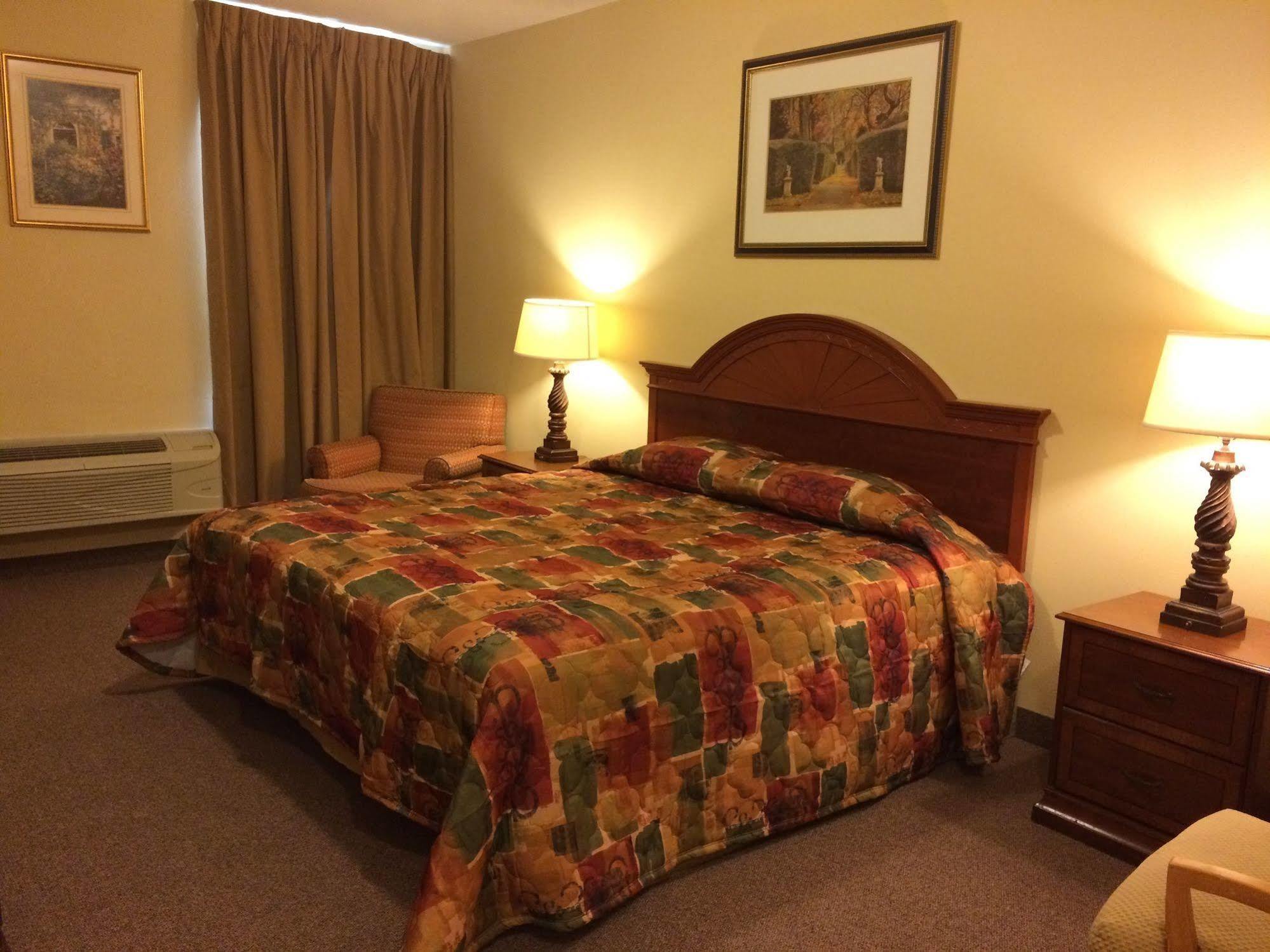 Country Regency Inn & Suites Manvel Bagian luar foto