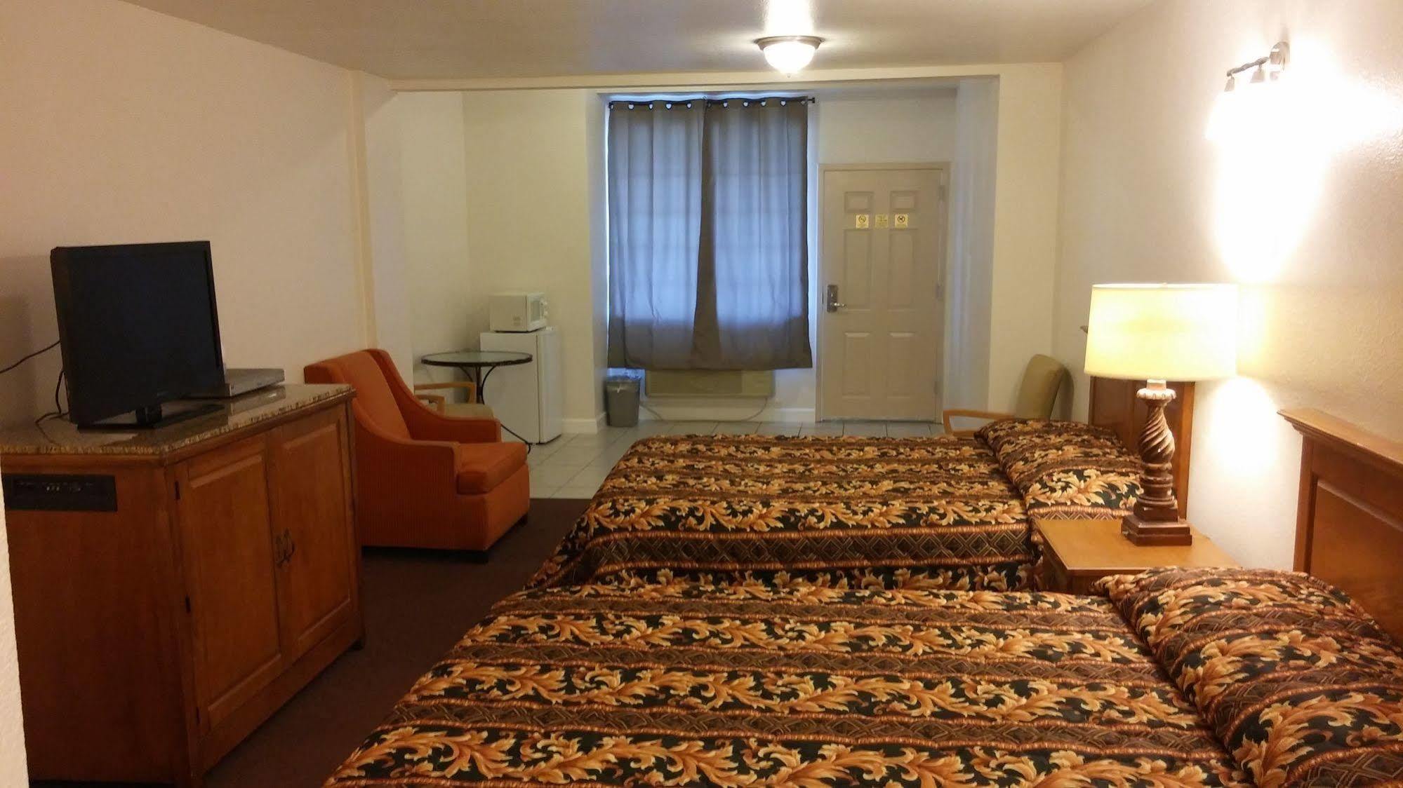 Country Regency Inn & Suites Manvel Bagian luar foto