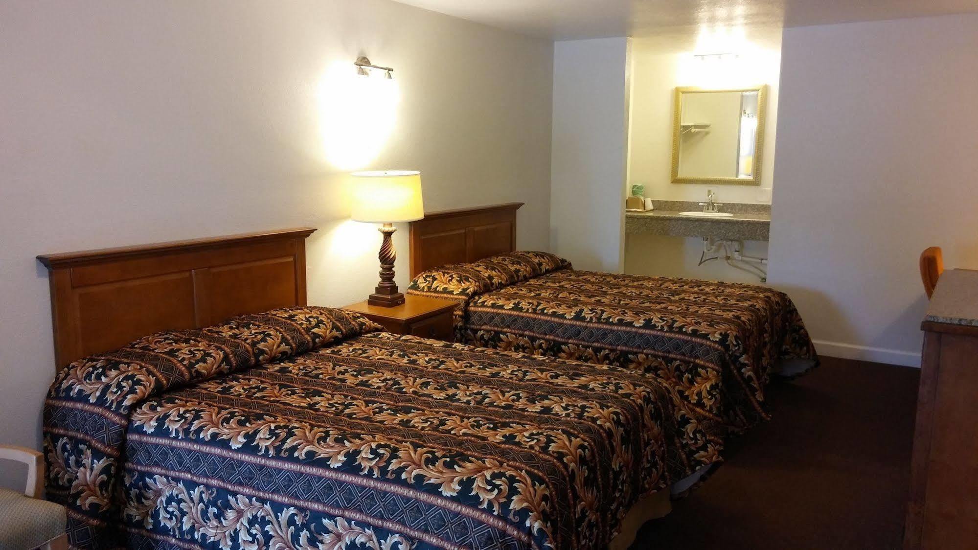 Country Regency Inn & Suites Manvel Bagian luar foto
