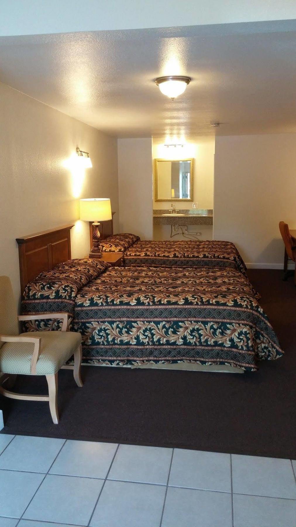 Country Regency Inn & Suites Manvel Bagian luar foto