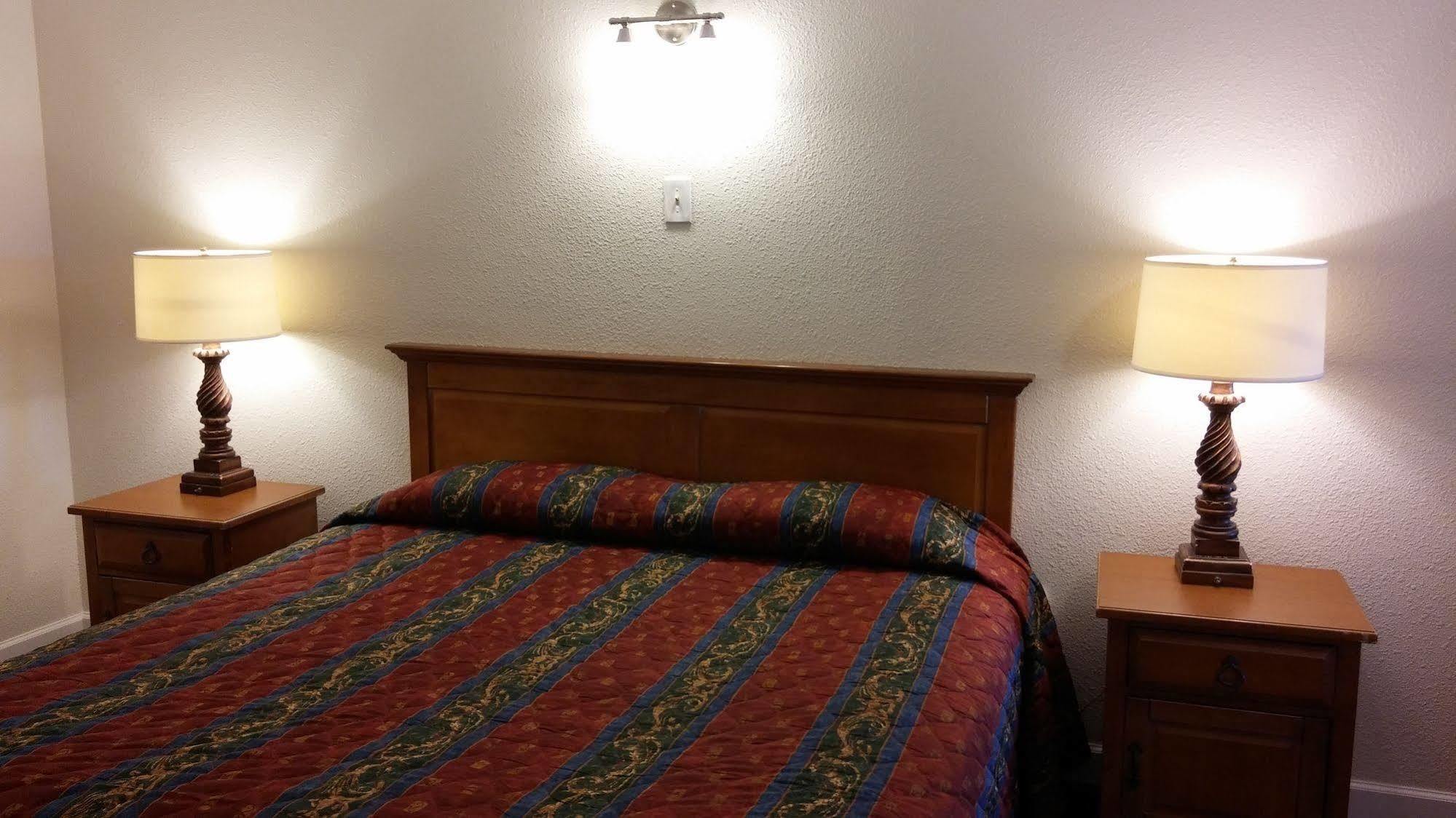 Country Regency Inn & Suites Manvel Bagian luar foto