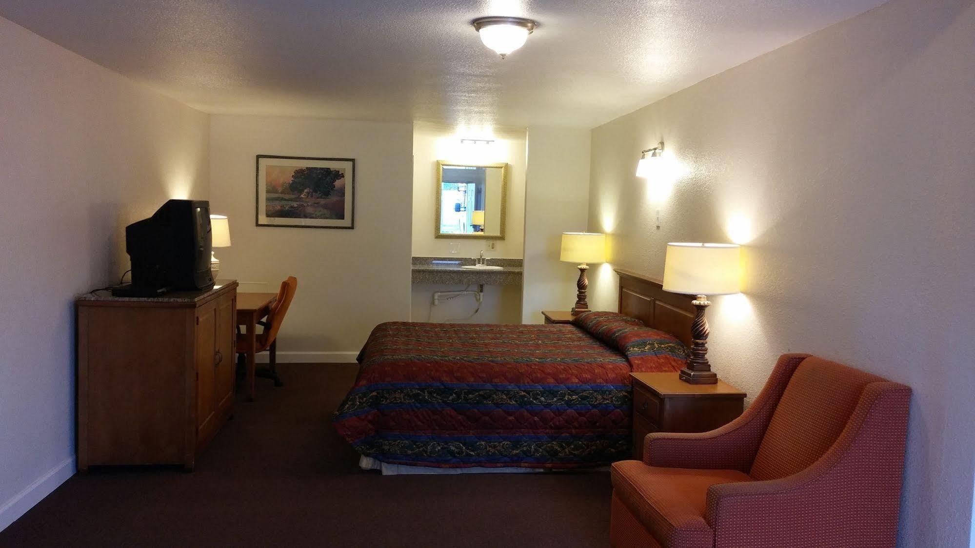 Country Regency Inn & Suites Manvel Bagian luar foto