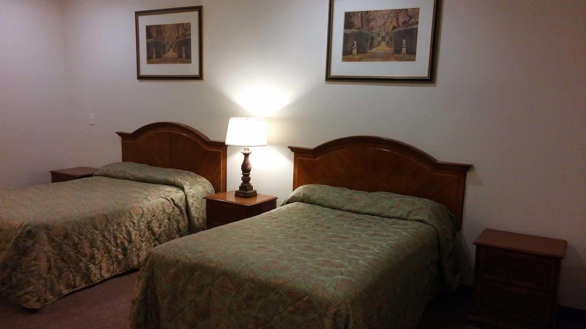 Country Regency Inn & Suites Manvel Bagian luar foto