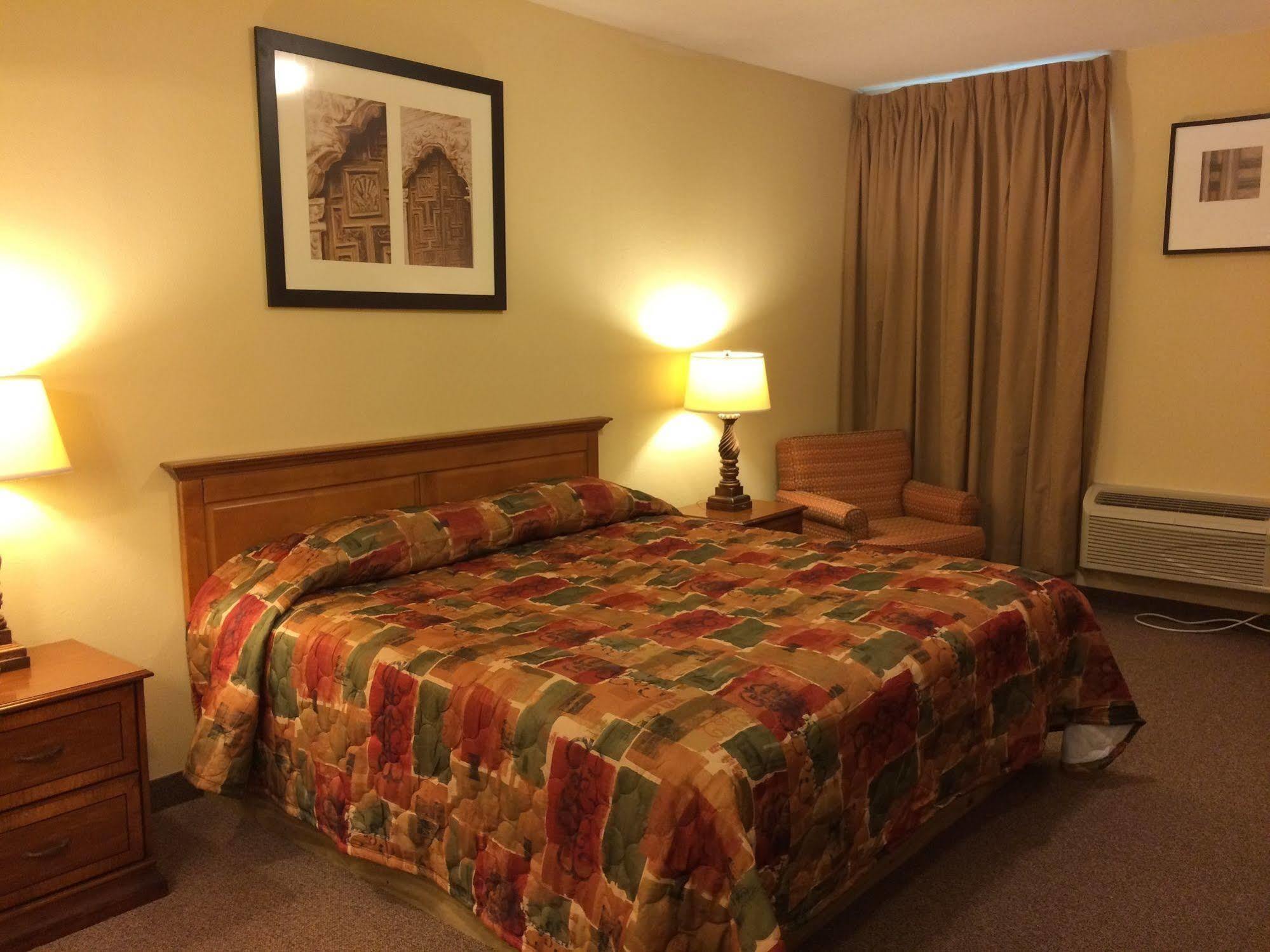 Country Regency Inn & Suites Manvel Bagian luar foto
