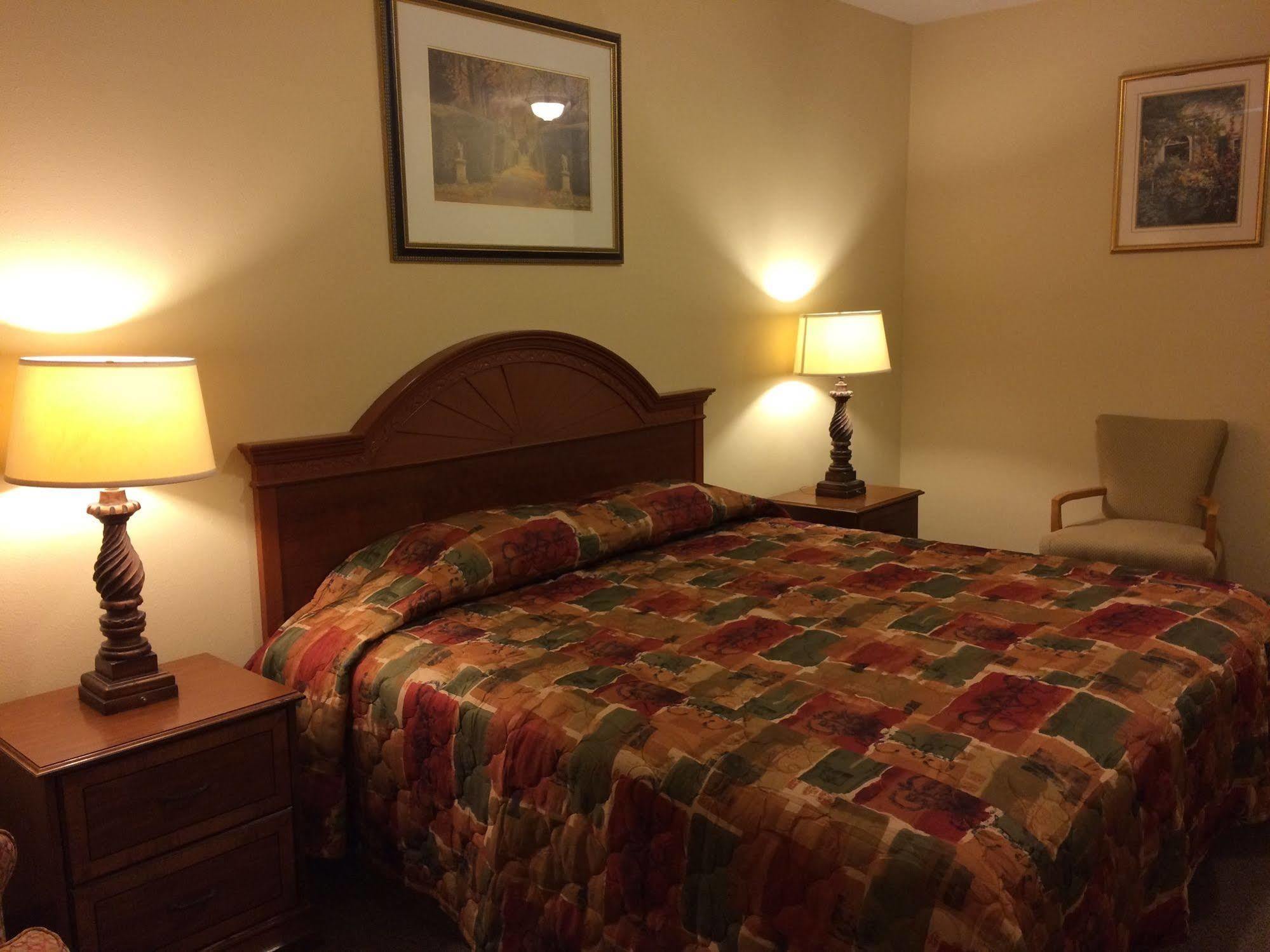 Country Regency Inn & Suites Manvel Bagian luar foto